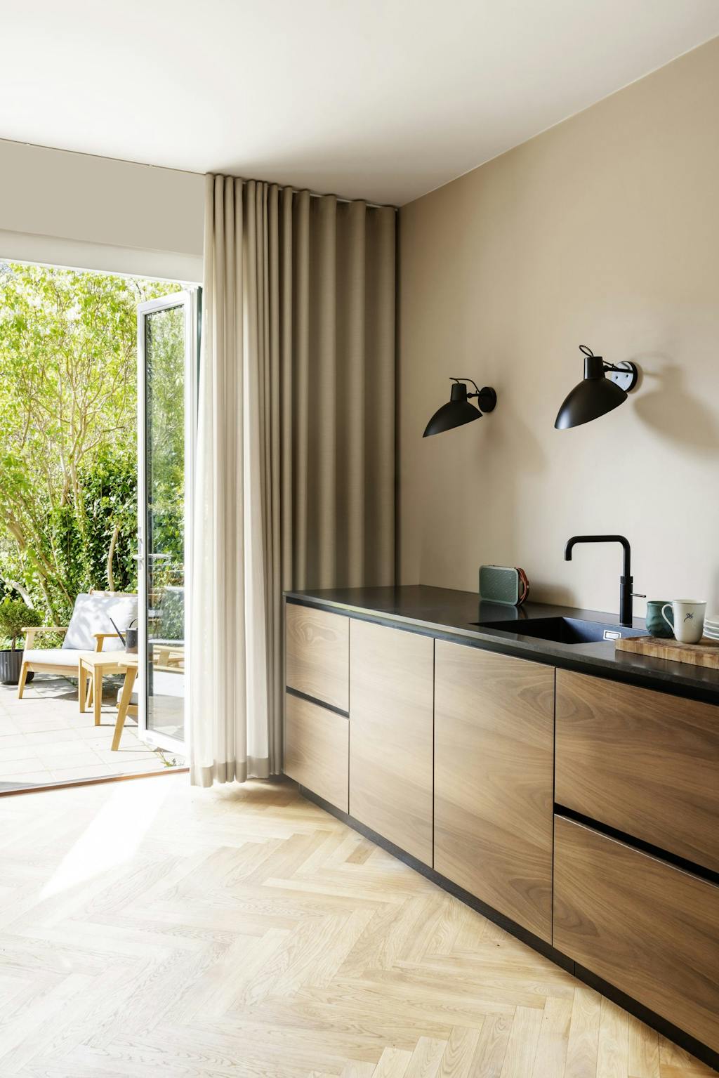 Køkkenalrum i jordfarver