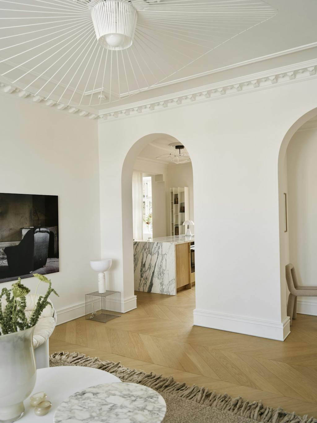 Herskabslejlighed med buer i stue indrettet i lyse toner Herskabslejlighed med buer i stue indrettet i lyse toner