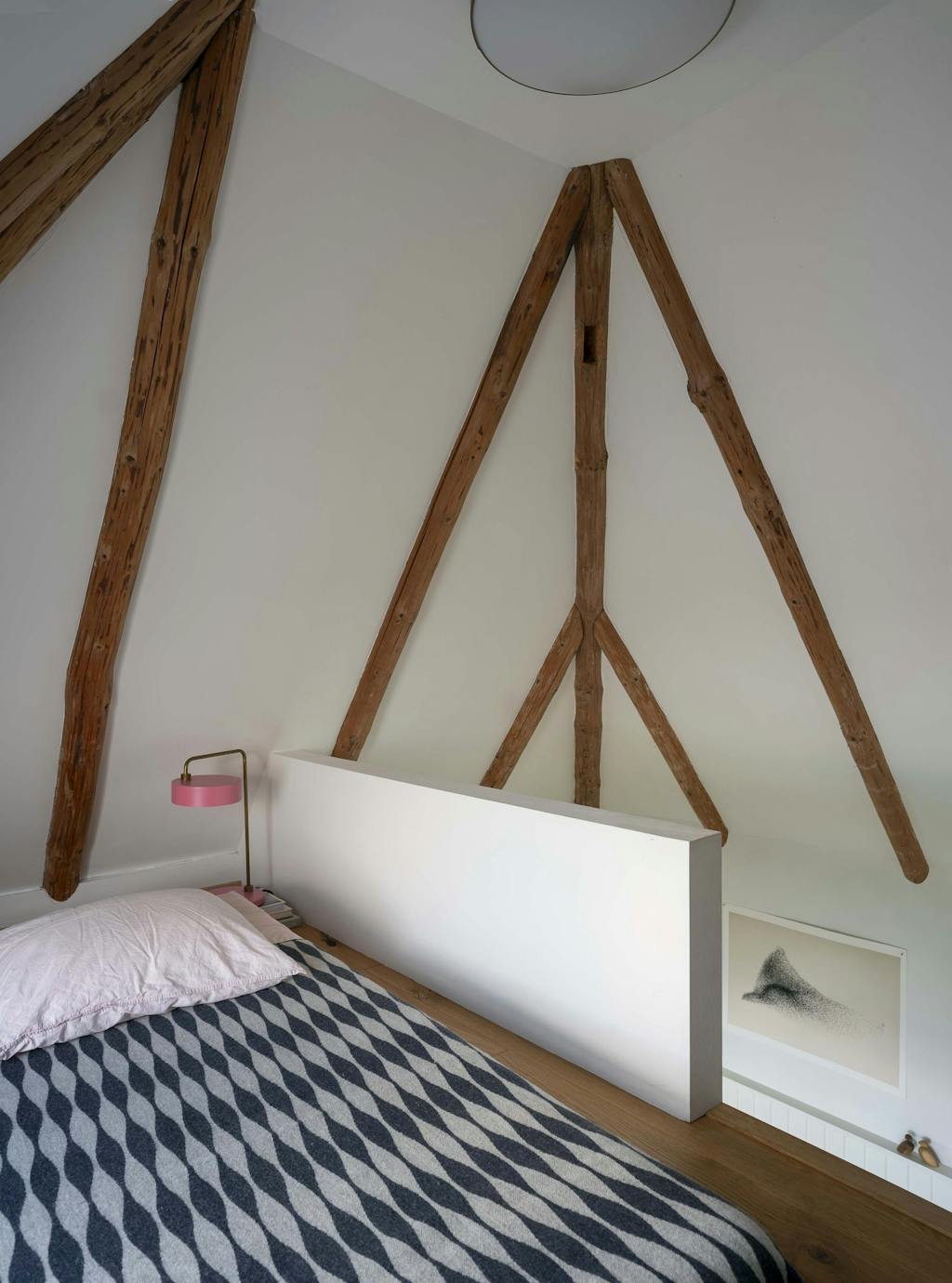 Soveværelse med træbjelker