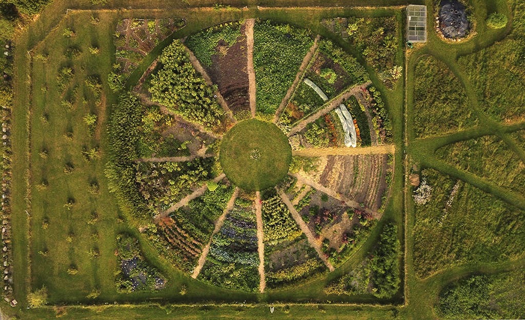 Drone billede af den cirkel formede have