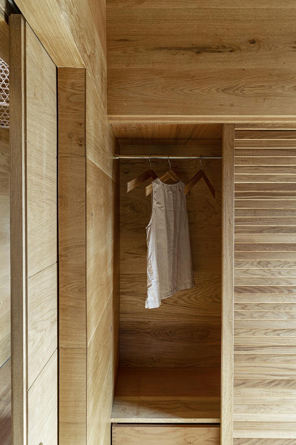 Sommerhus ved Vesterhavet1 Trægarderobe i sommerhus ved Vesterhavet