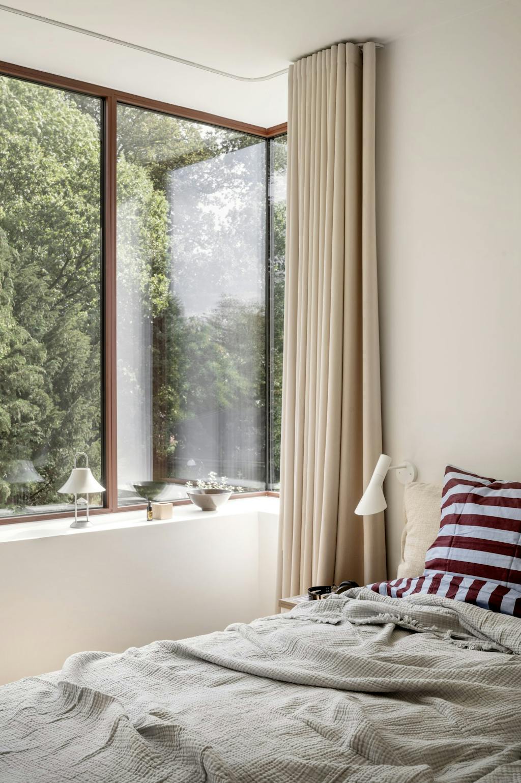 Soveværelse med stort vundue