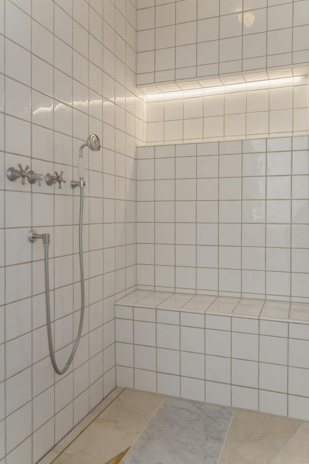 Bruseniche med slagterfliser Bruseniche med slagterfliser