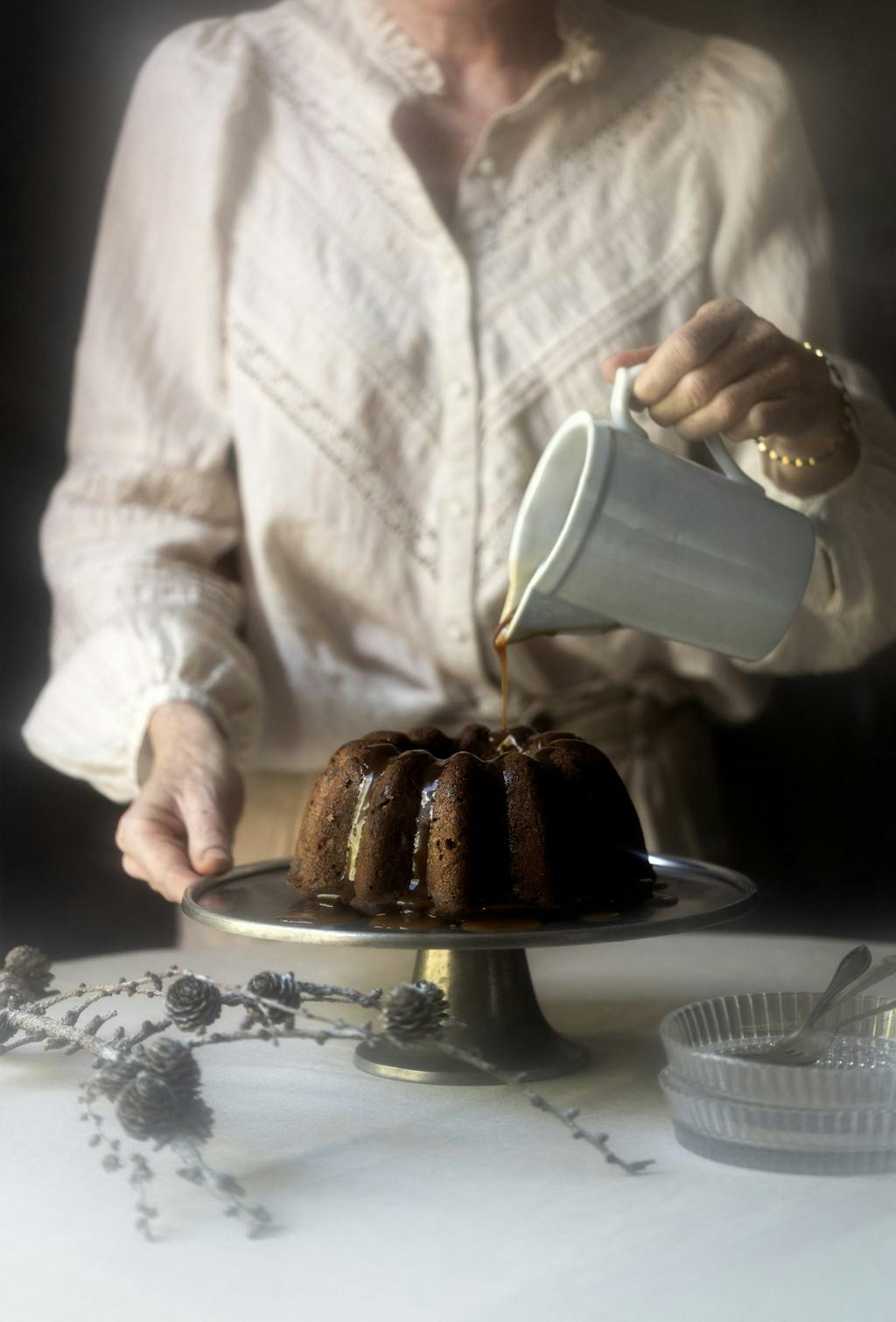 Engelsk julekage med sauce af romkaramel