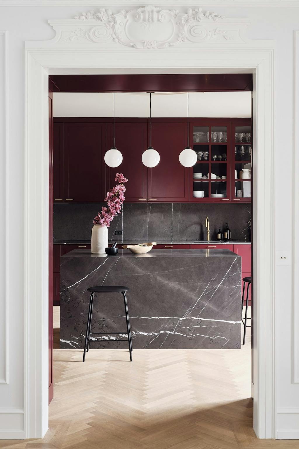 Kig gennem dørkarm til bordeaux køkken