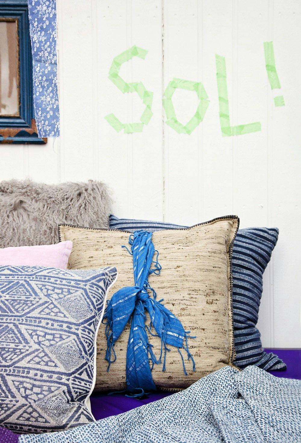  
Ord på veggen og pynt på putene