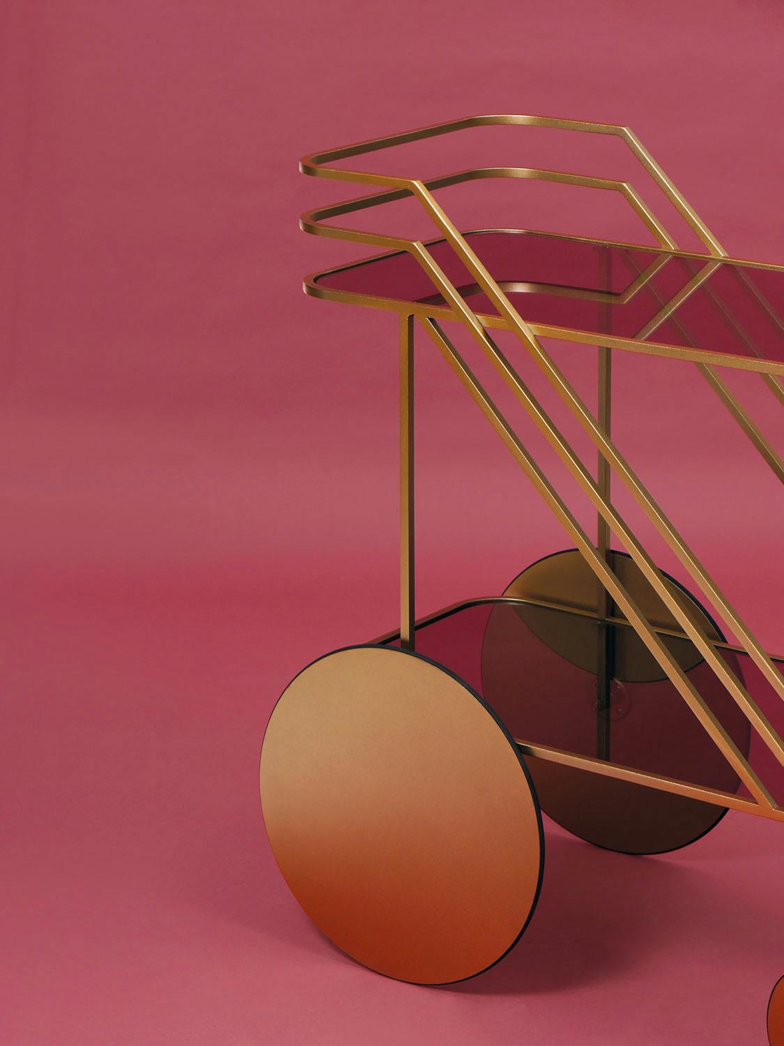 Miks gjerne metalliske overflater med malte kontrastoverflater. 