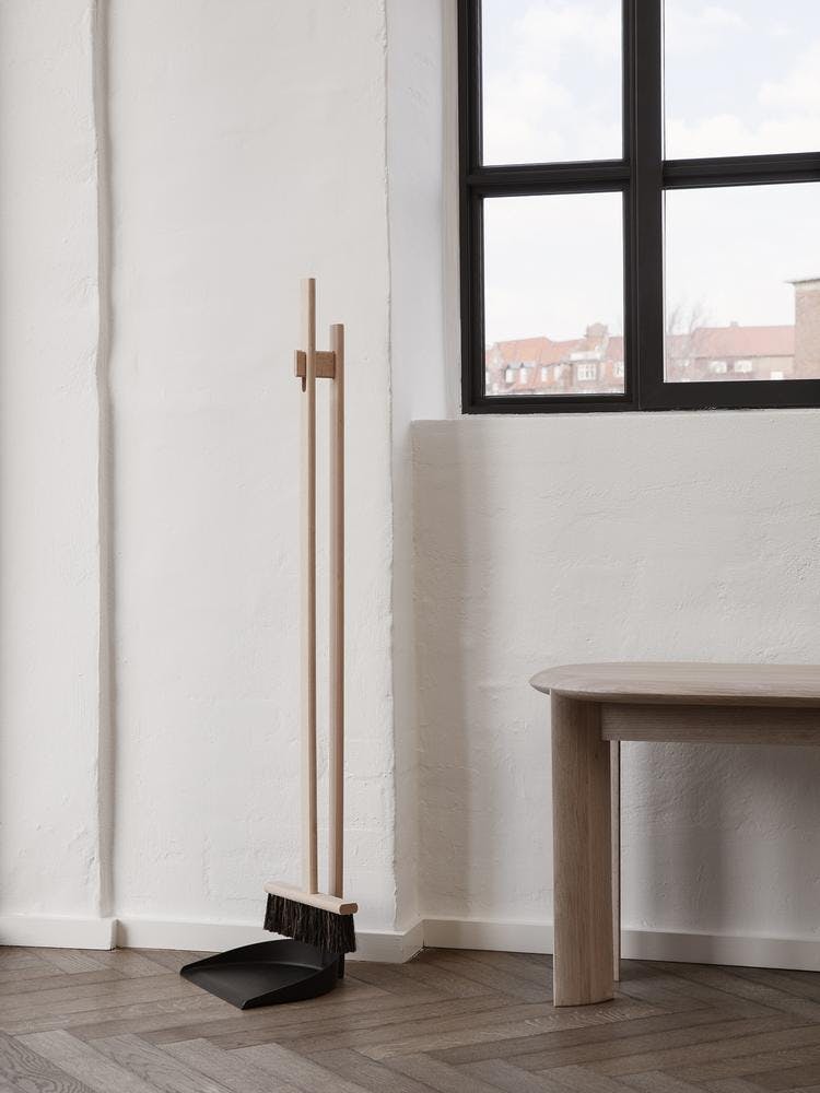 Sort stilrent sett med kost og feiebakke