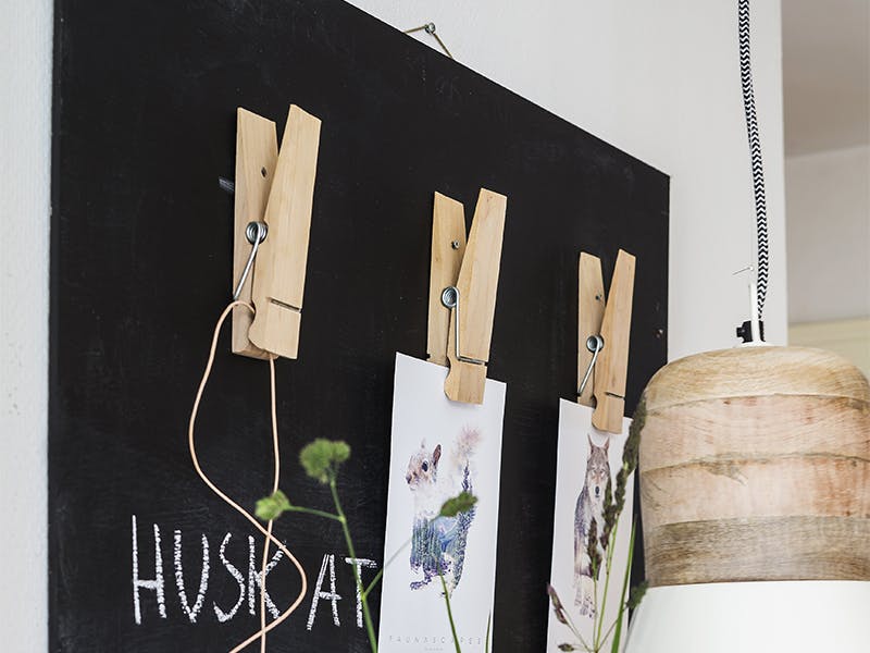 Svart tavle med store treklyper, til huskelister eller moodboards