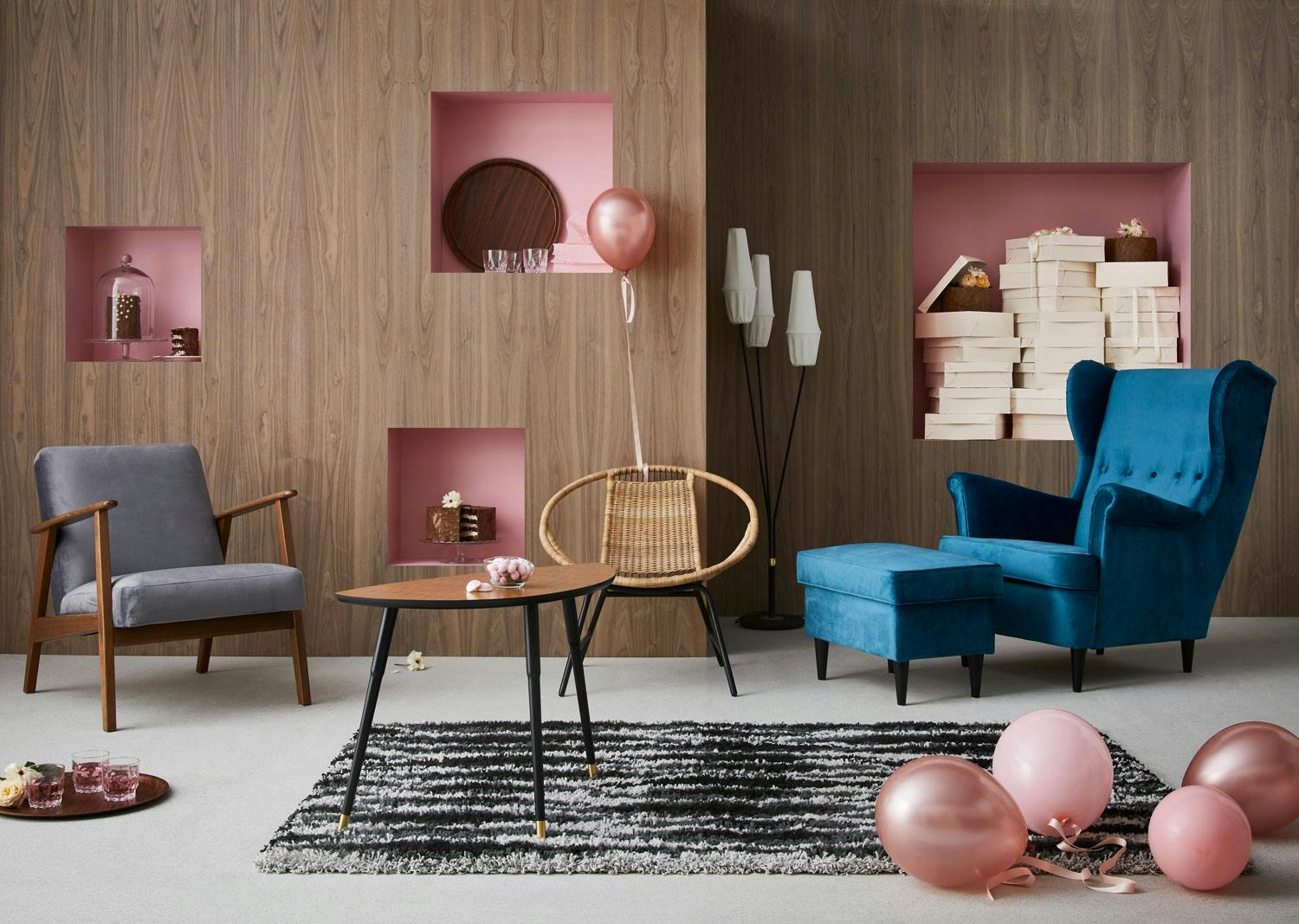 blå Ikea stol og klassisk Ikea bord i teak