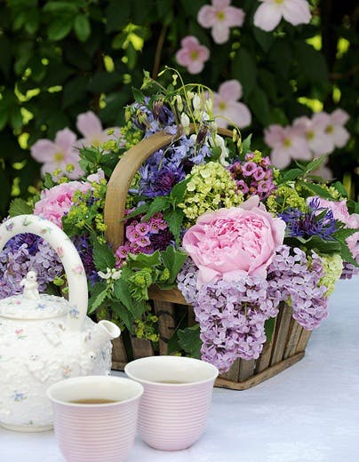 Blomsterdekorasjon i kurv