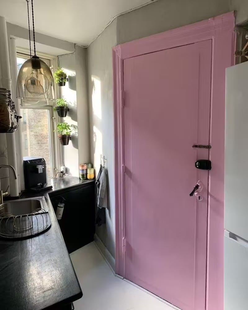 rosa dør kjøkken