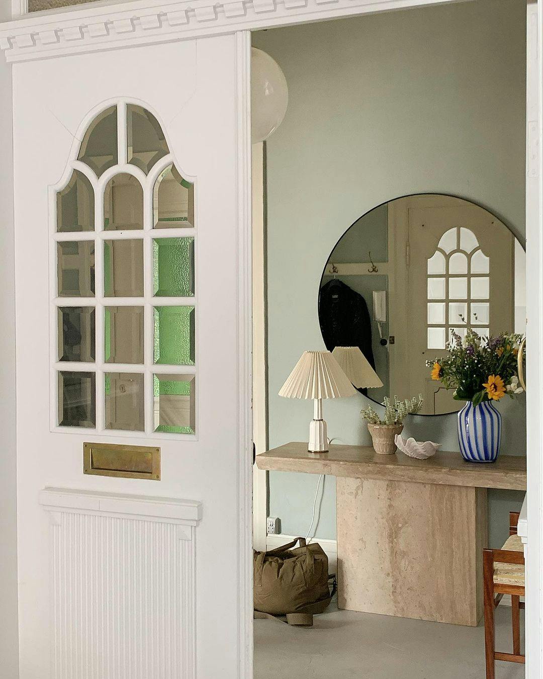 Entré med rundt spejl