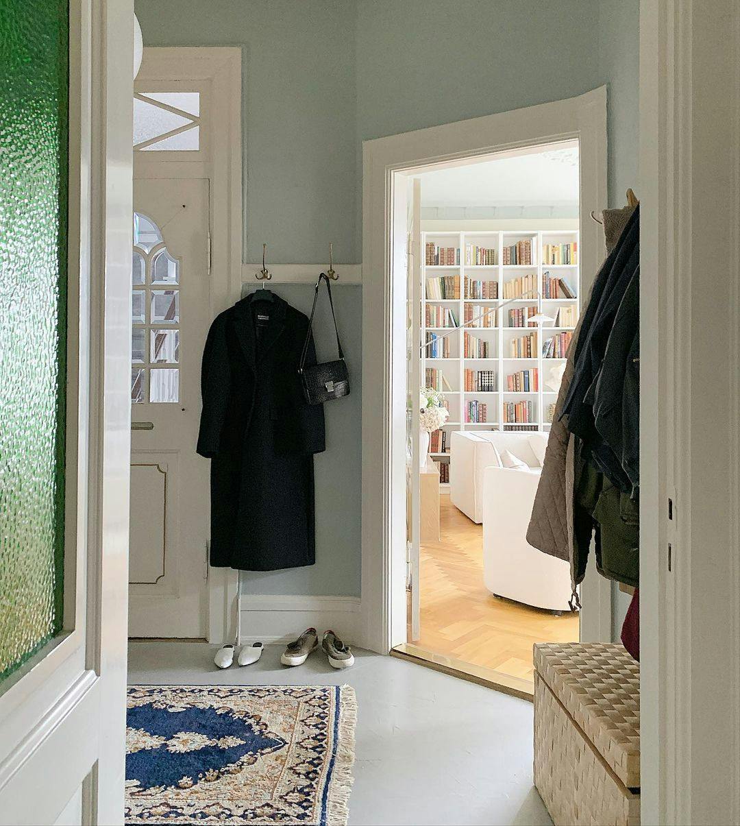 Entré med blå vægge