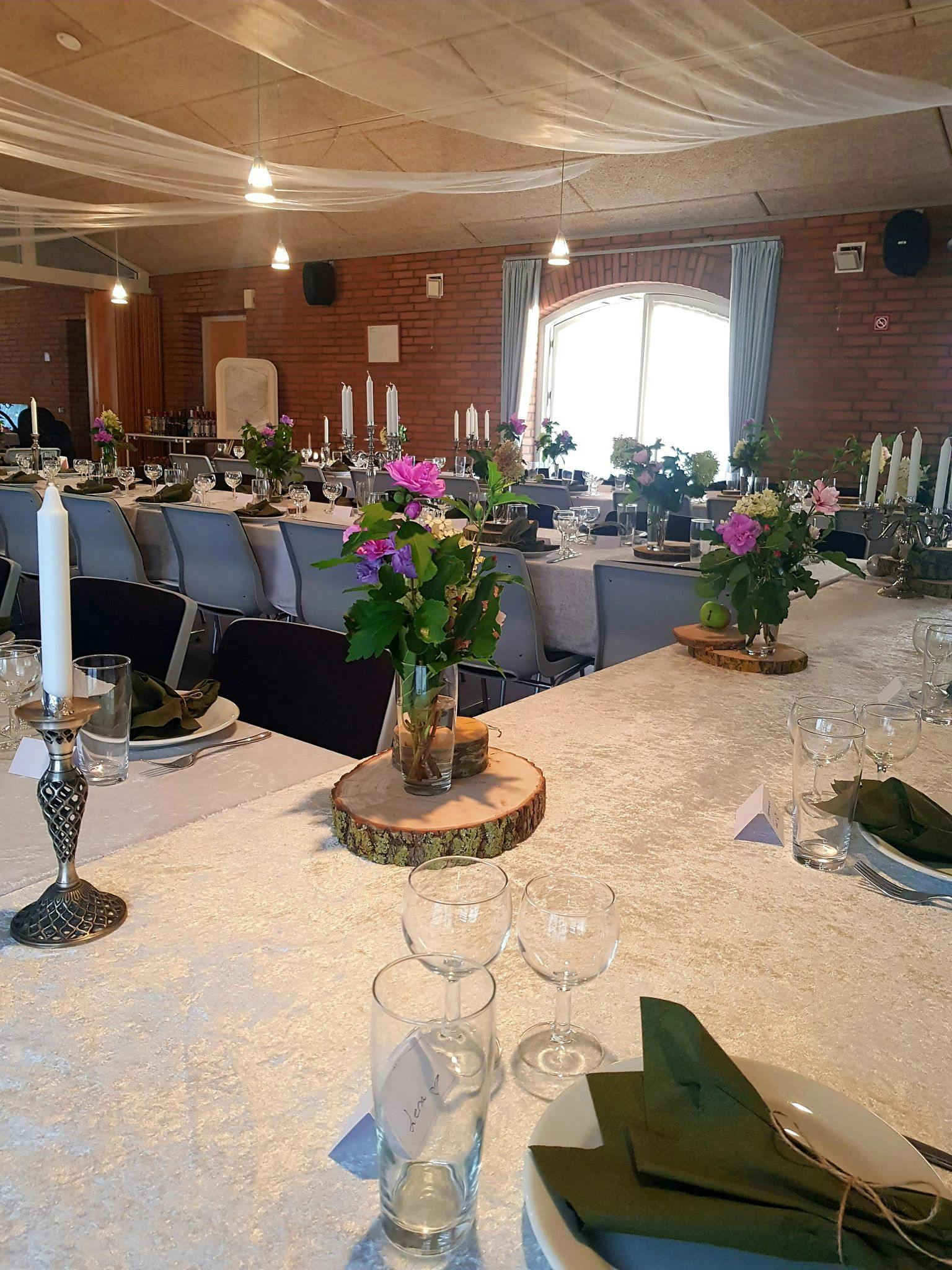 300471585 573704494454303 3034766107546009920 n j43b gm hfWrm Borddekning bryllup