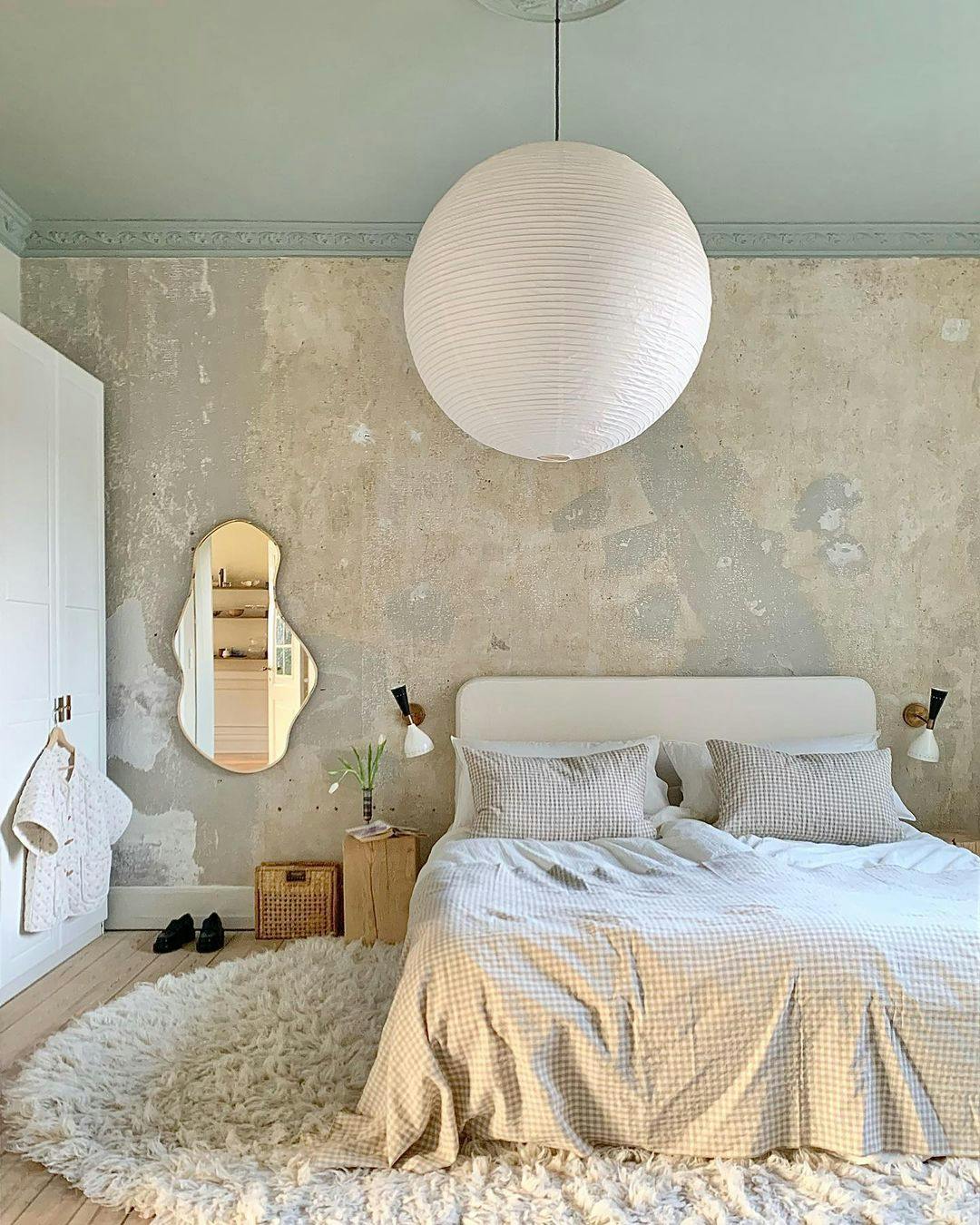 Soveværelse med rå vægge