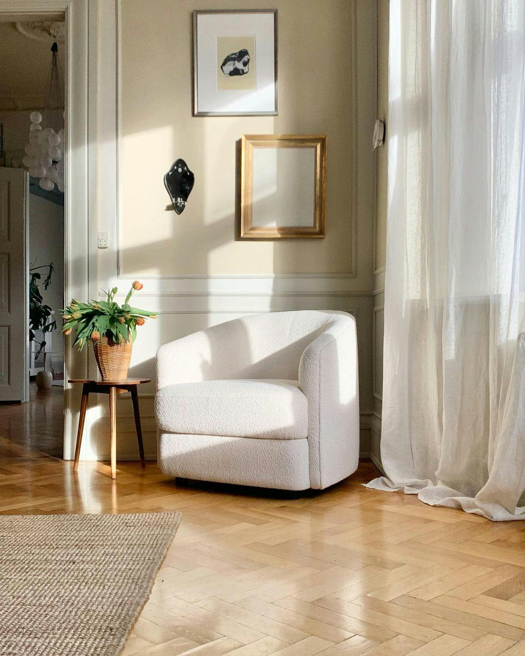 Hvid lænestol og gulvlange gardiner