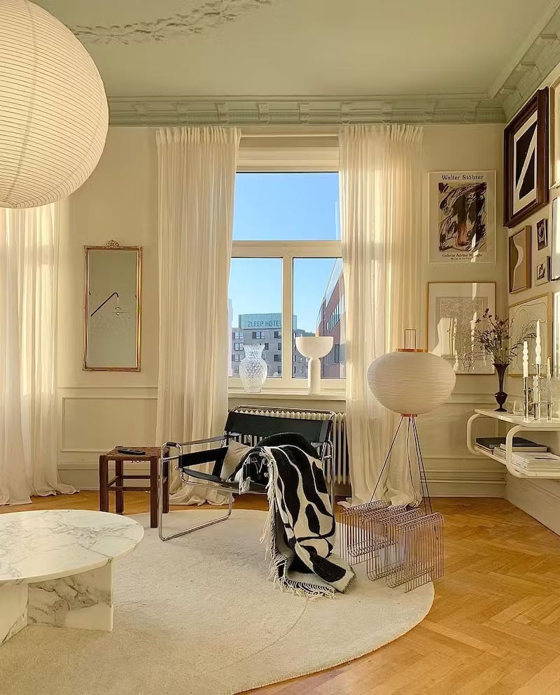 stue rundt gulvteppe