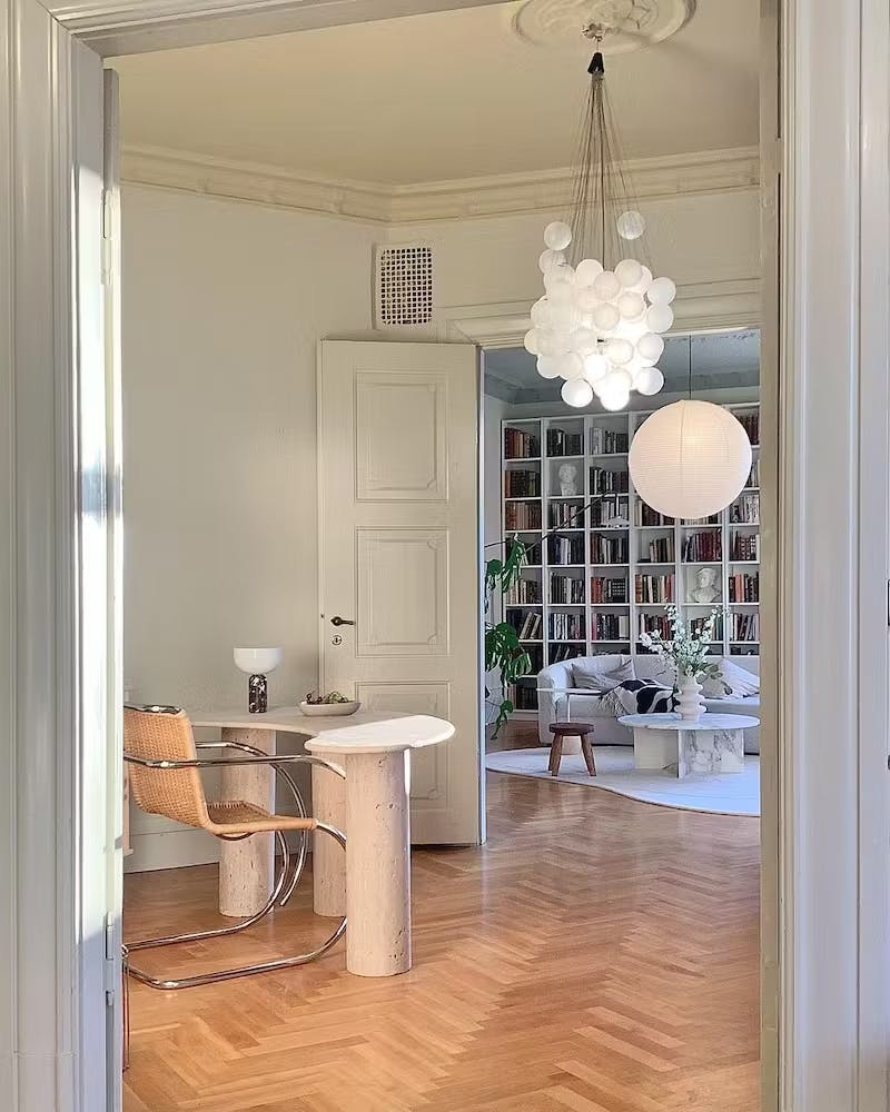 stue med innebygget reol