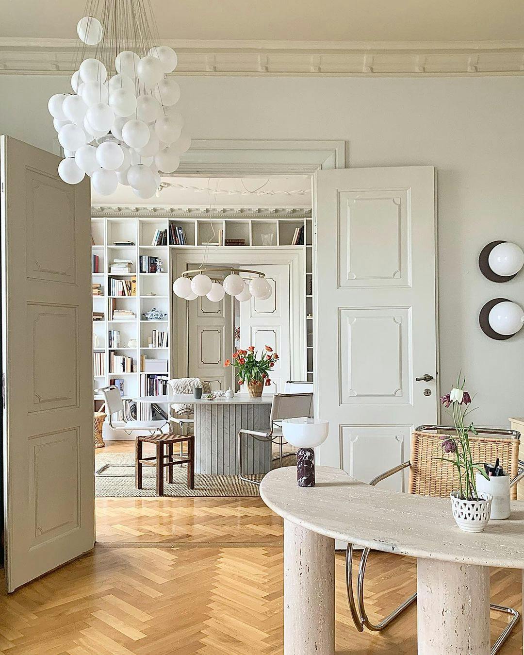 Spisestue med indbygget reol