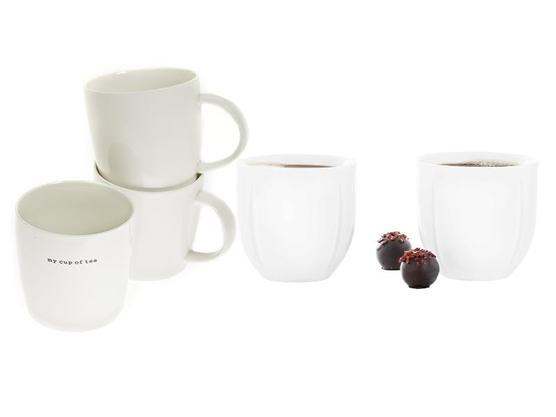 Server en kopp kaffe eller te i nye, hvite kopper Server en kopp kaffe eller te i nye, hvite kopper