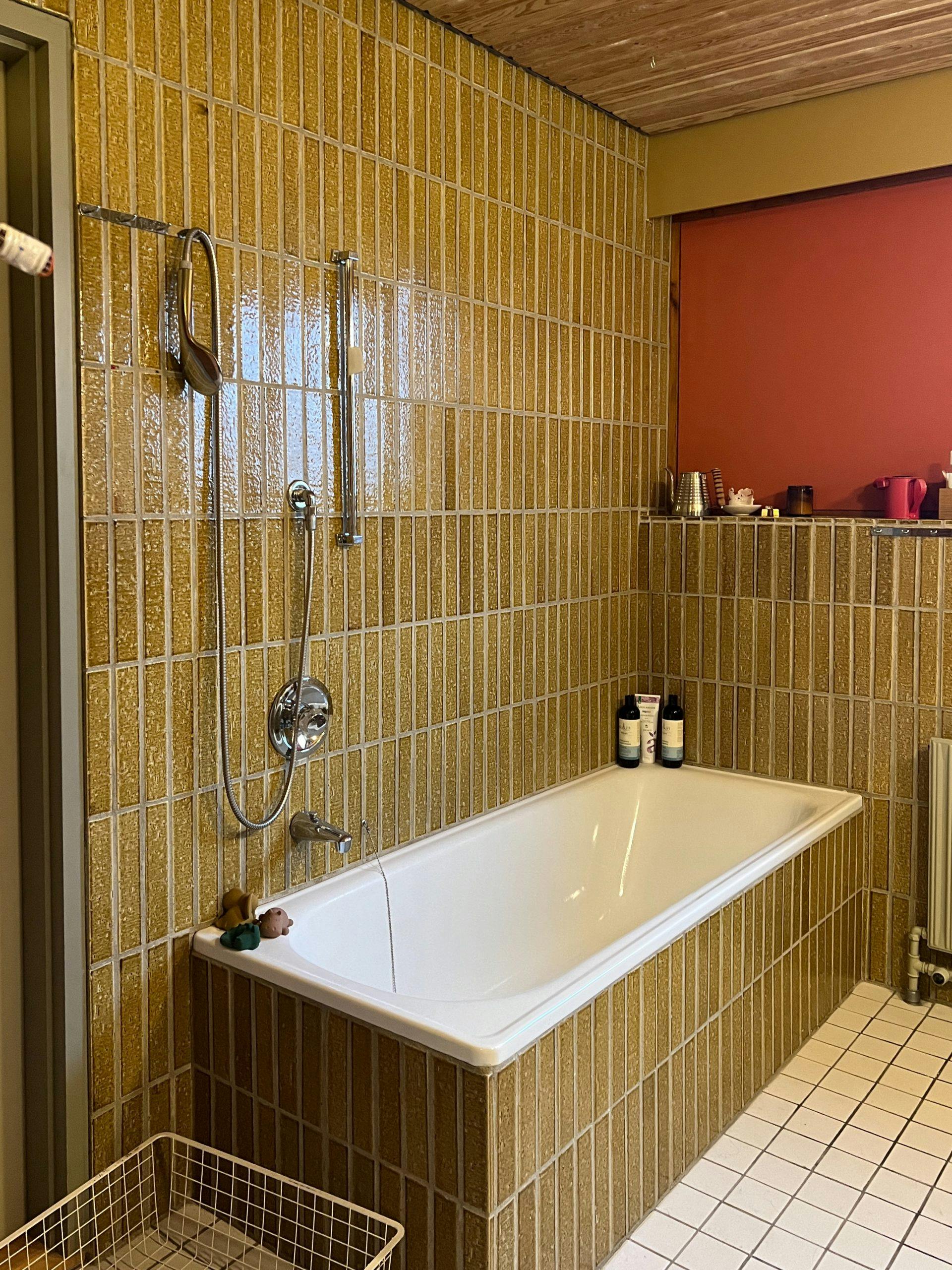 Badeværelse indbygget badekar