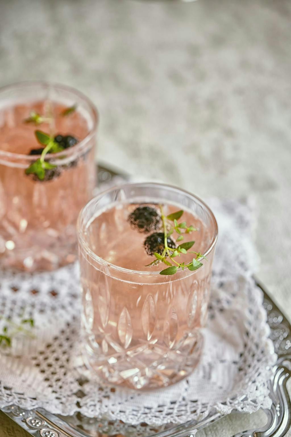 Champagnecocktail med bjørnebær og timian Champagnecocktail med bjørnebær og timian