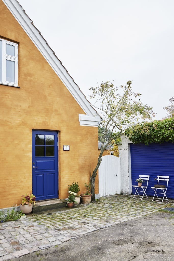 Uteparti i gul og blå