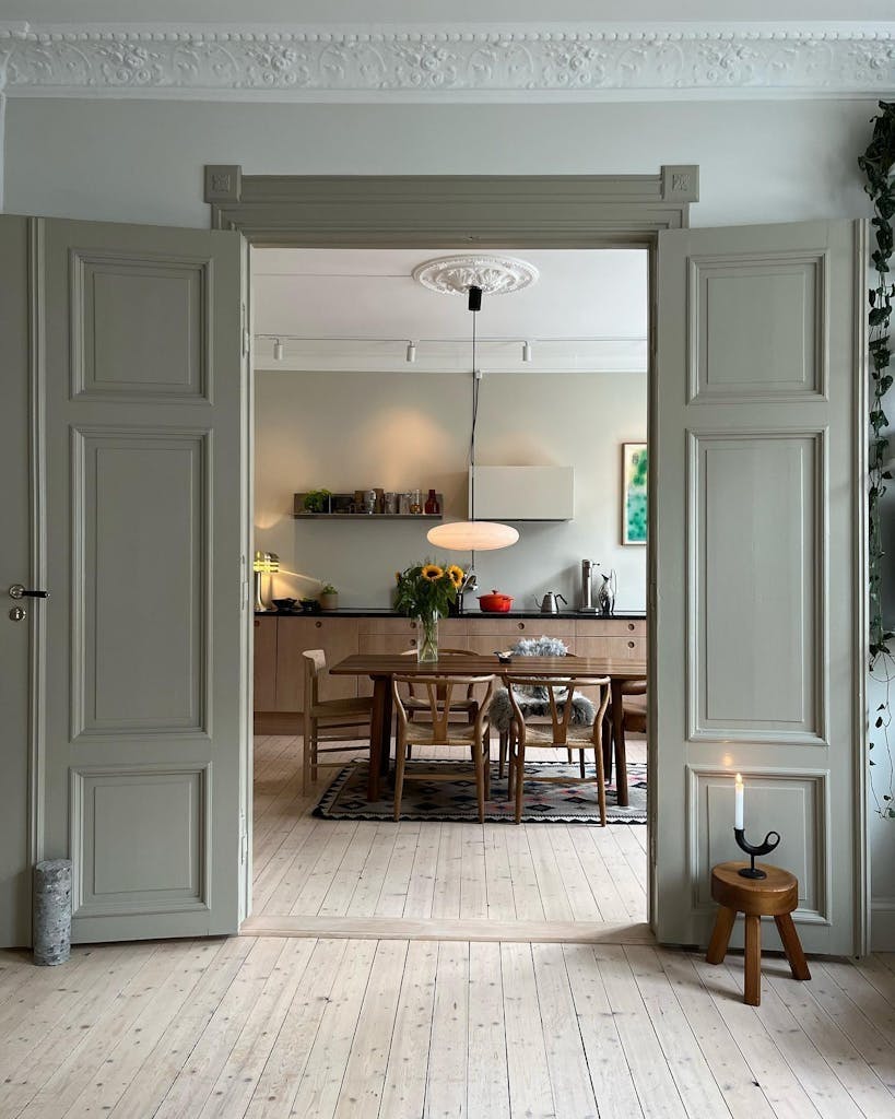 Døren inn mot kjøkken