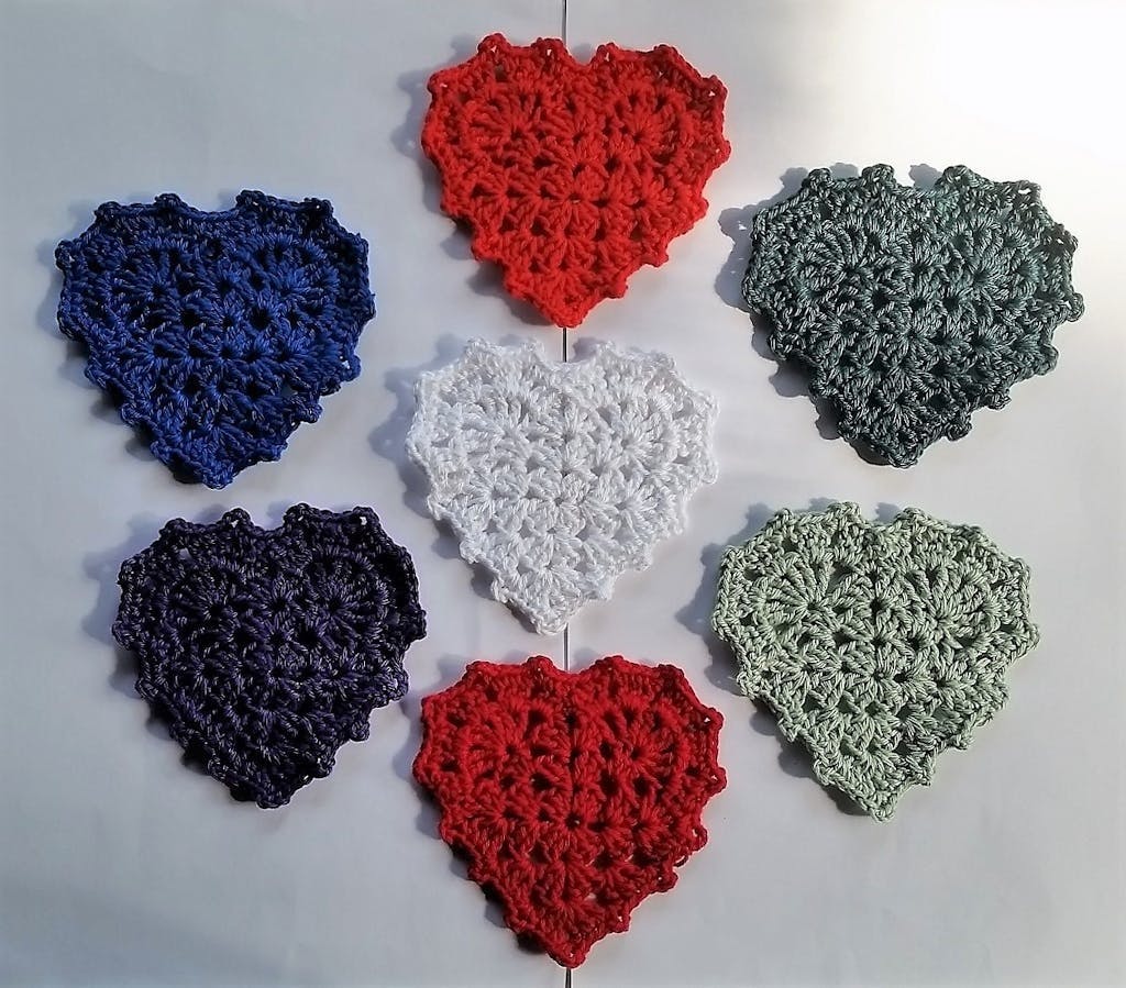Heklet julehjerter rødt oppskrift bestemor