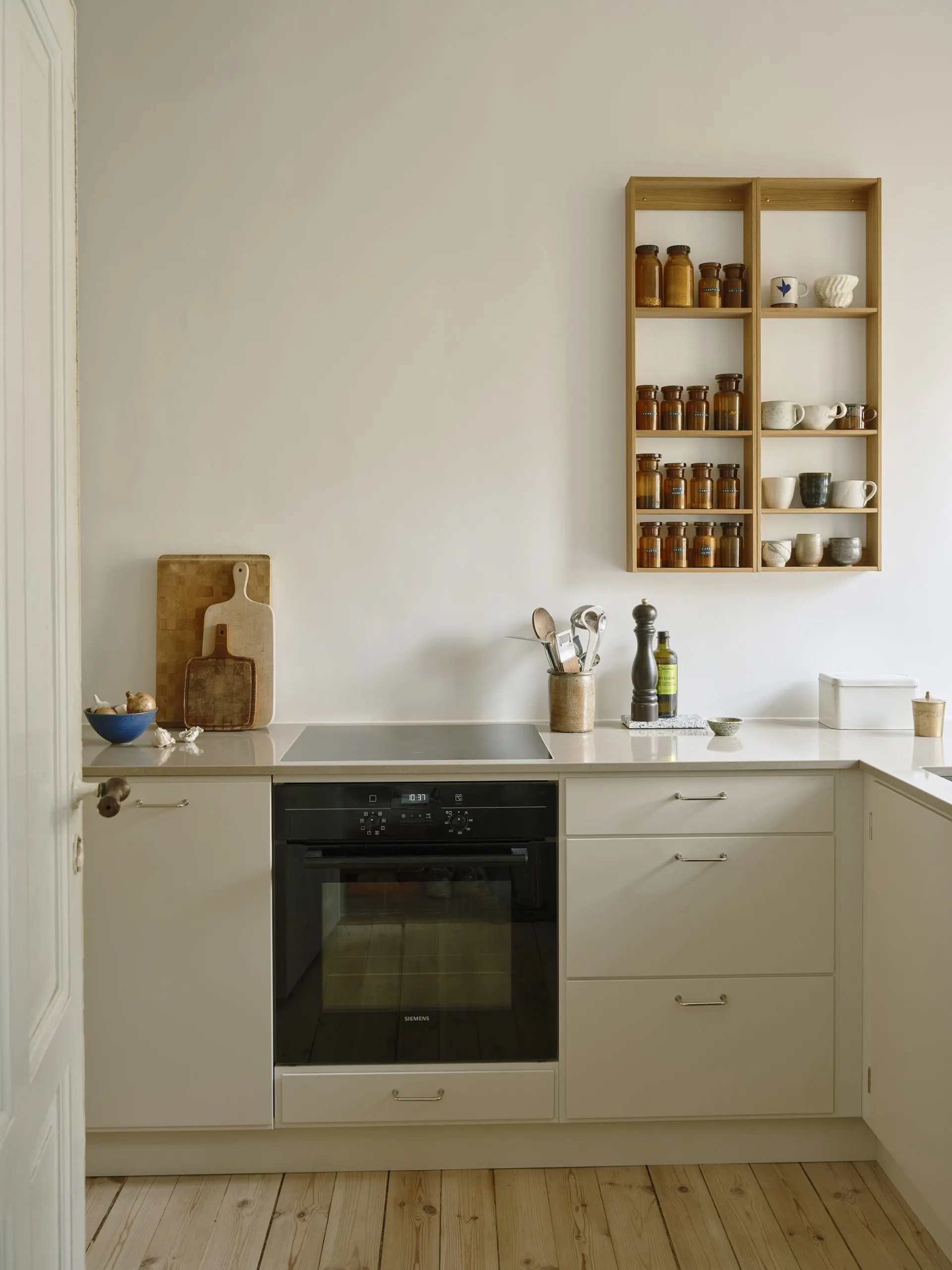 Hvit kjøkken med tre