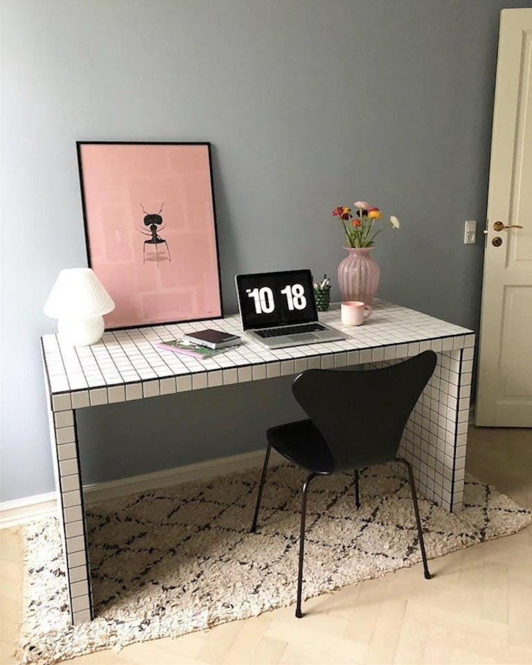 Et 'Malm'-bord med kule fliser