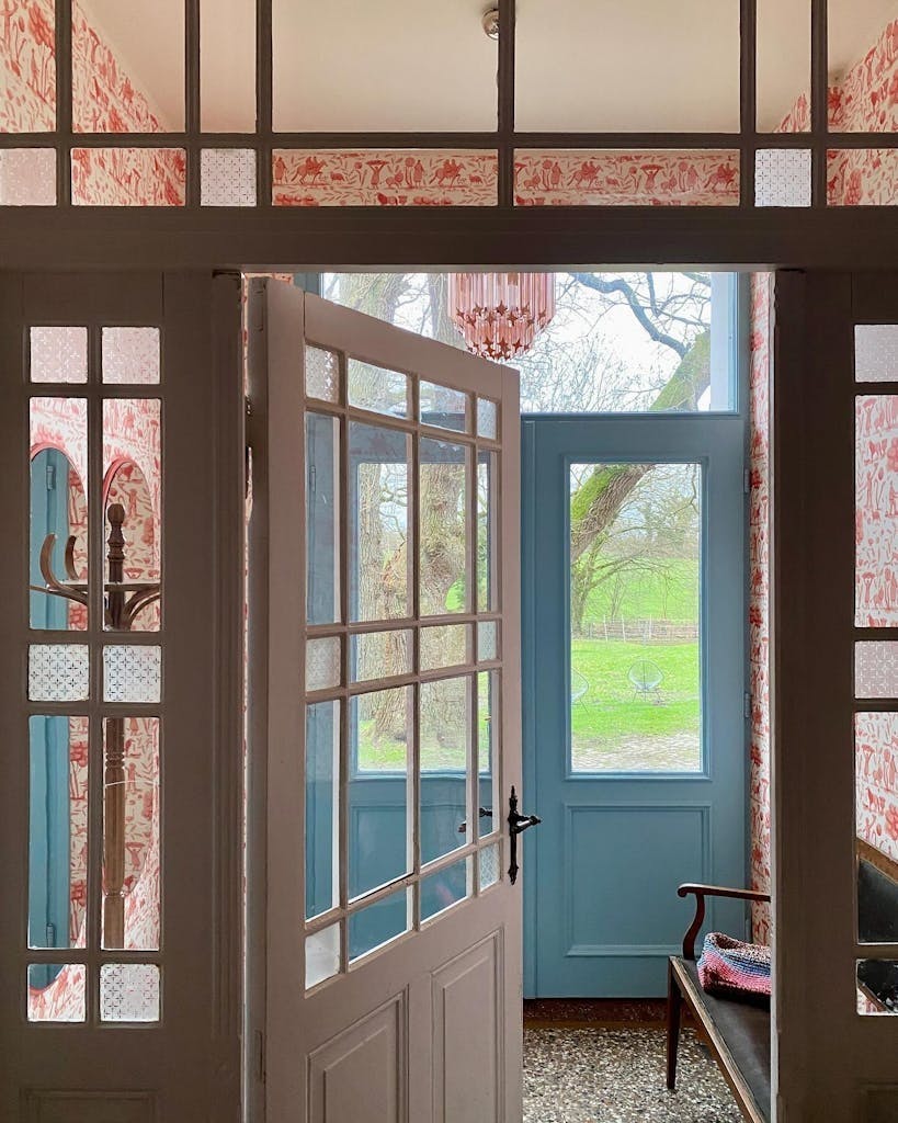 Inngangparti blå dør