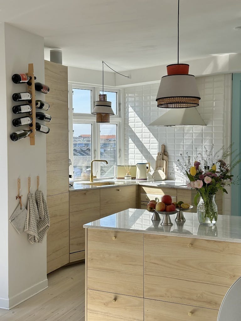 Kjøkken i lyst tre