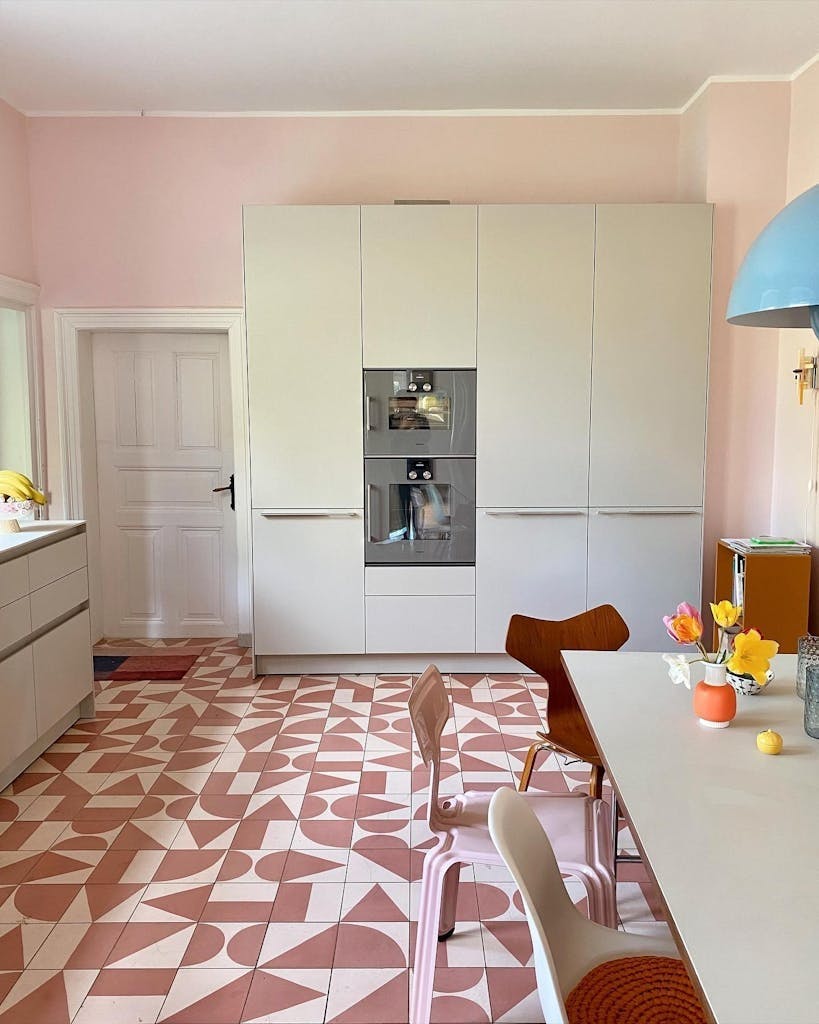 Stue i rosa og fliser i spesielle mønster