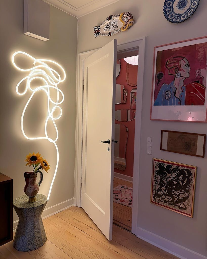 Fleksibel lampe på veggen