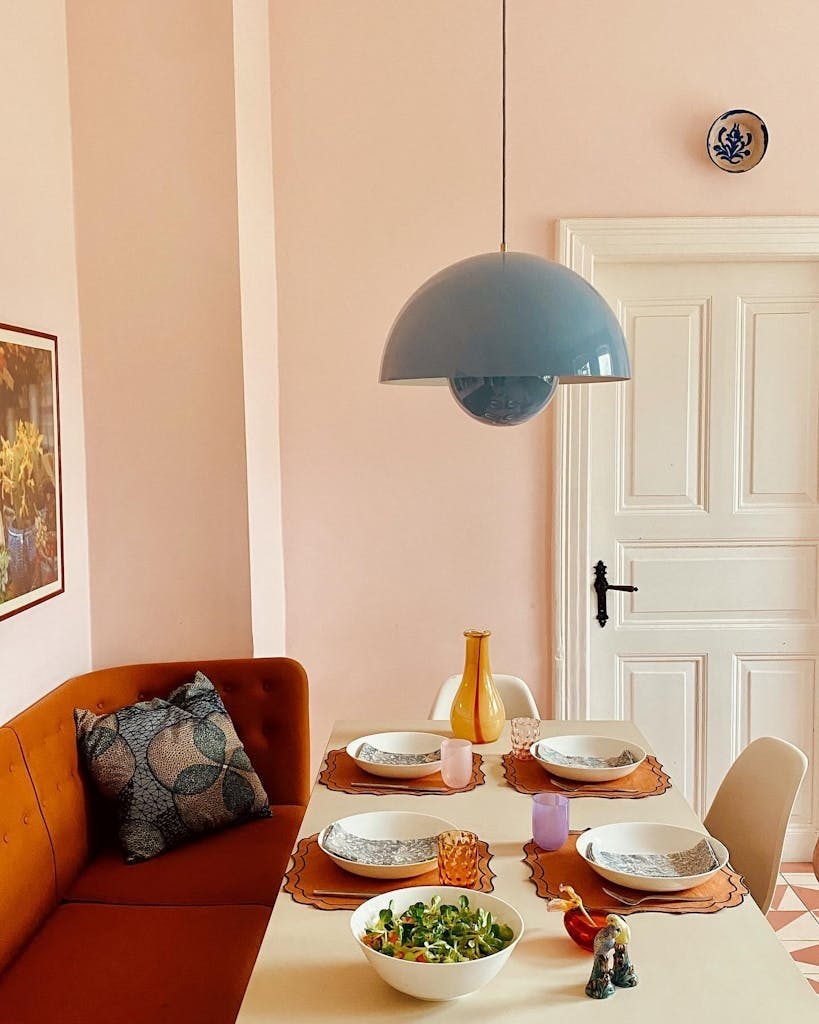 Lyseblå lampe over kjøkkenbord