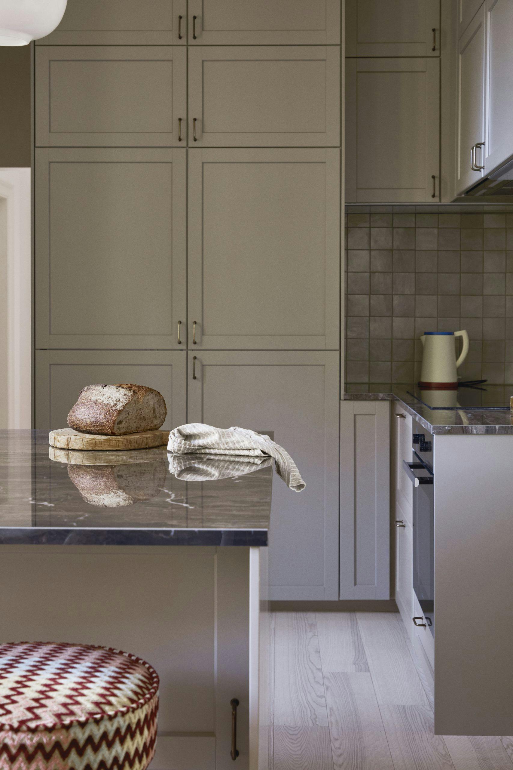 Lunt kjøkken i beige toner