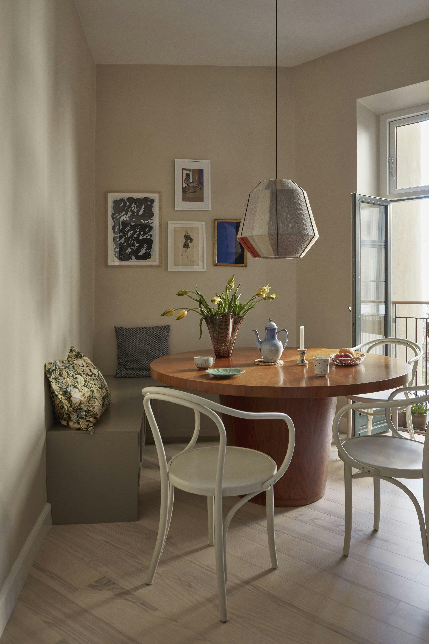 Detaljer fra spisegruppe på kjøkken