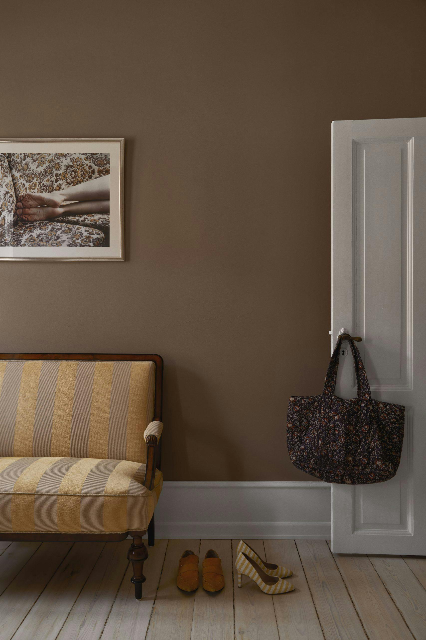 Mørke vegger skaper en hule følelse