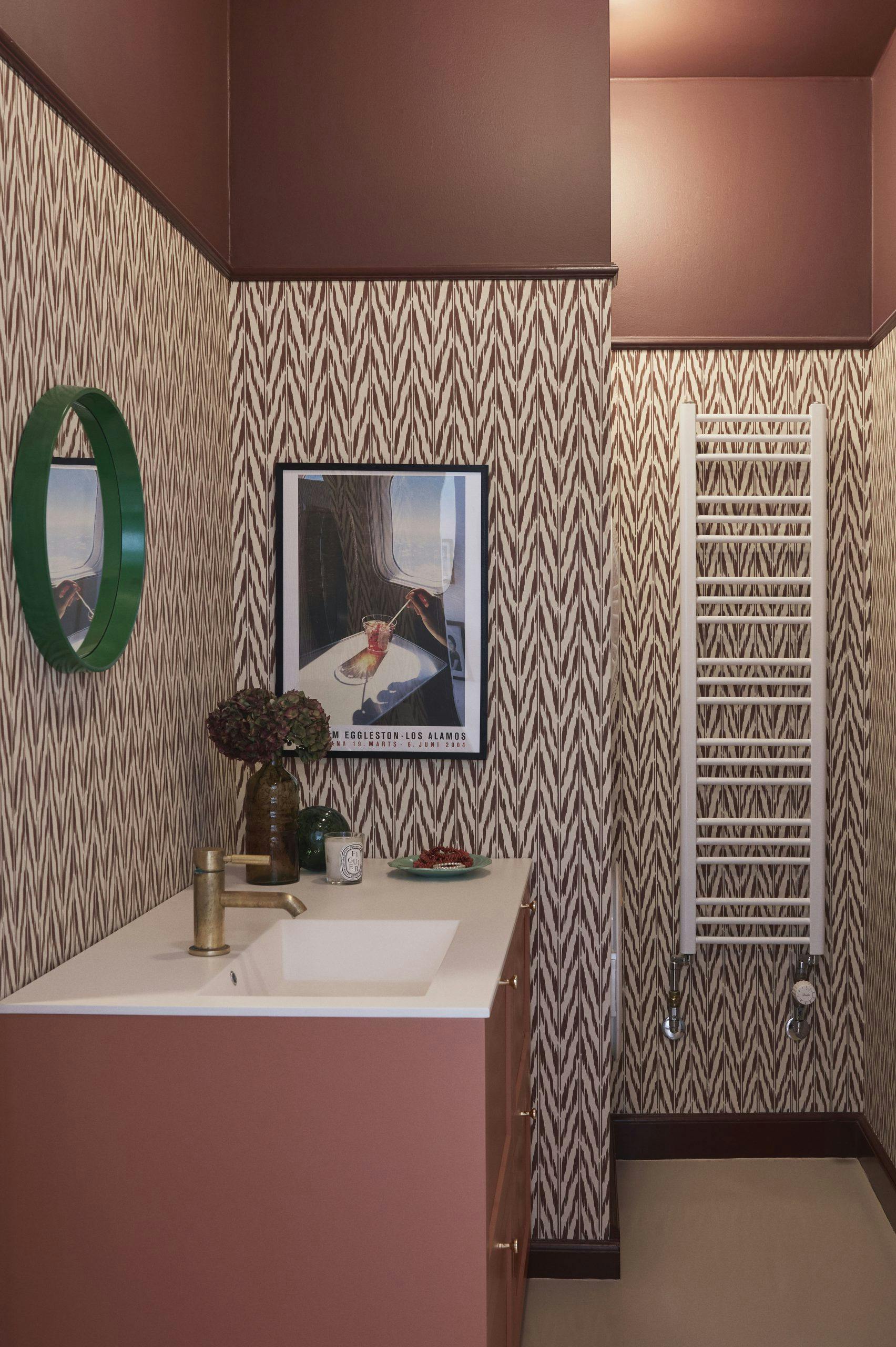 Rød tapet på badet