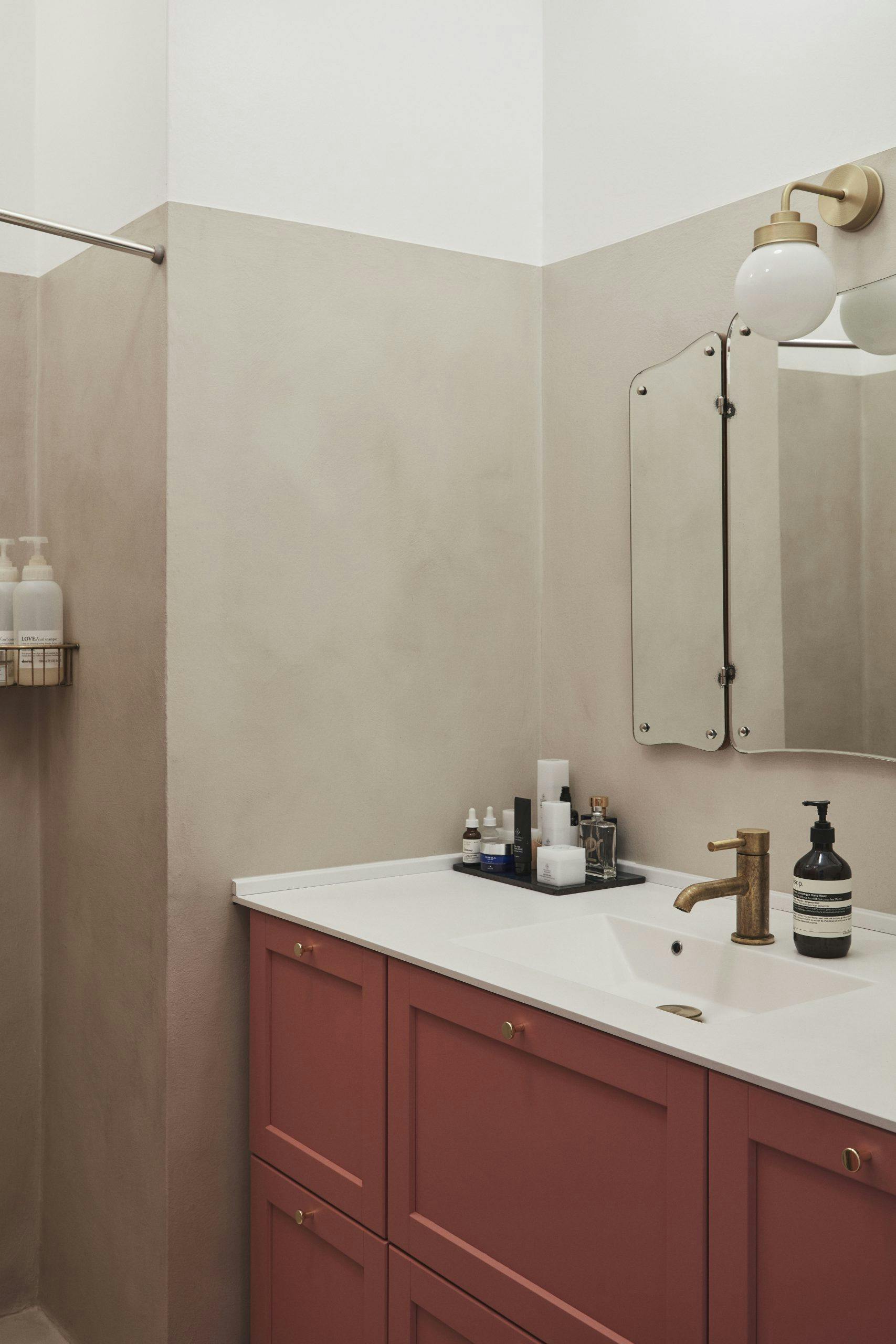 Røde skap på badet