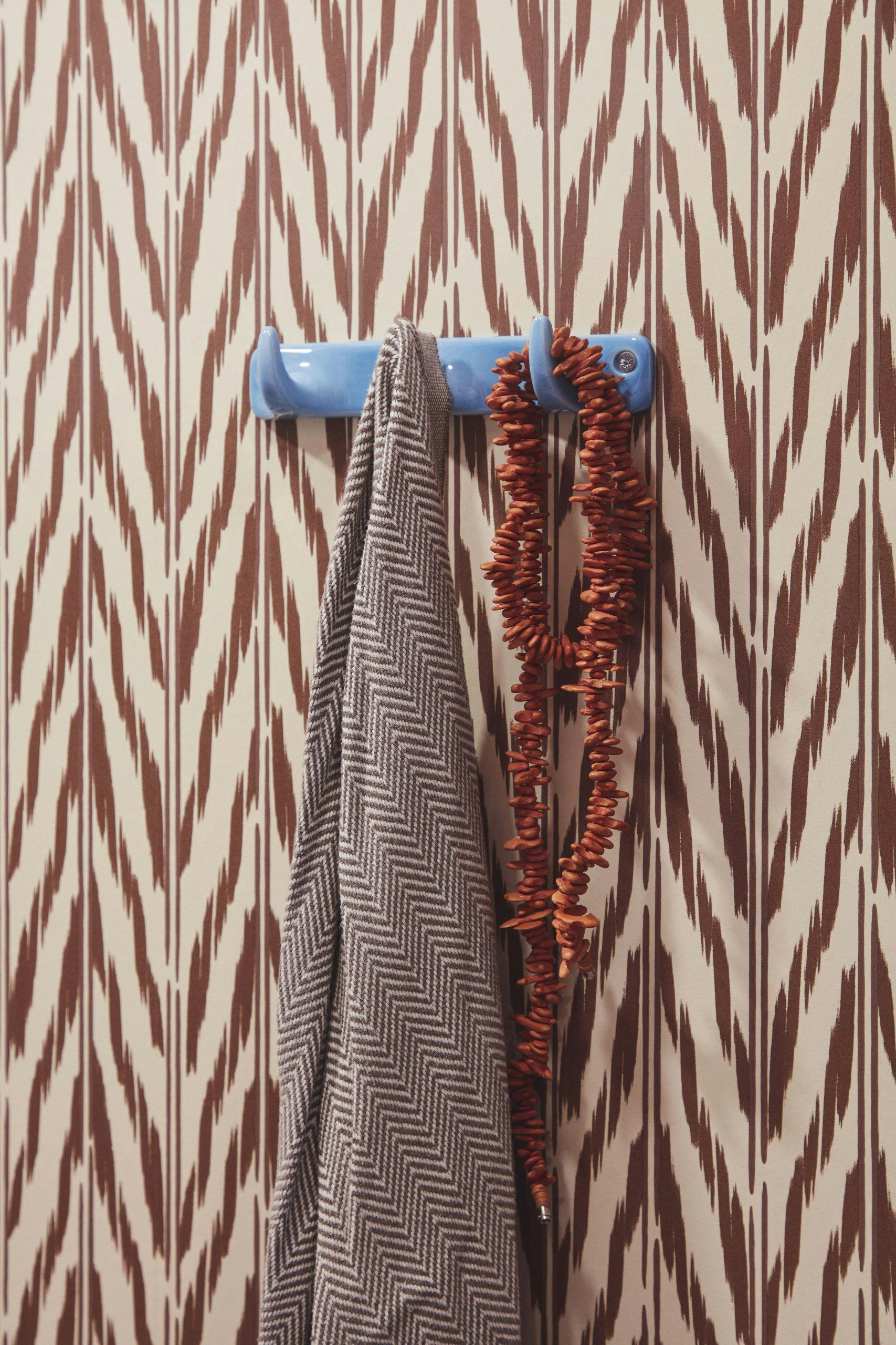 Blå knagg på badet