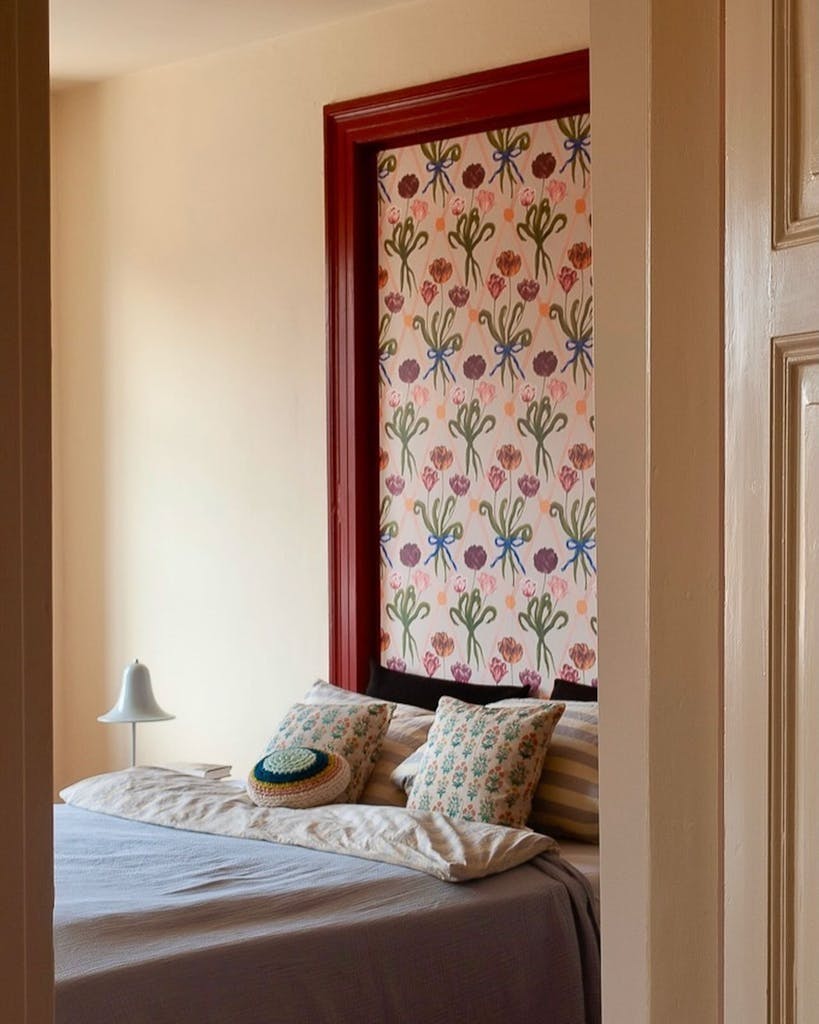 Soverom med en fantastisk sengegavel