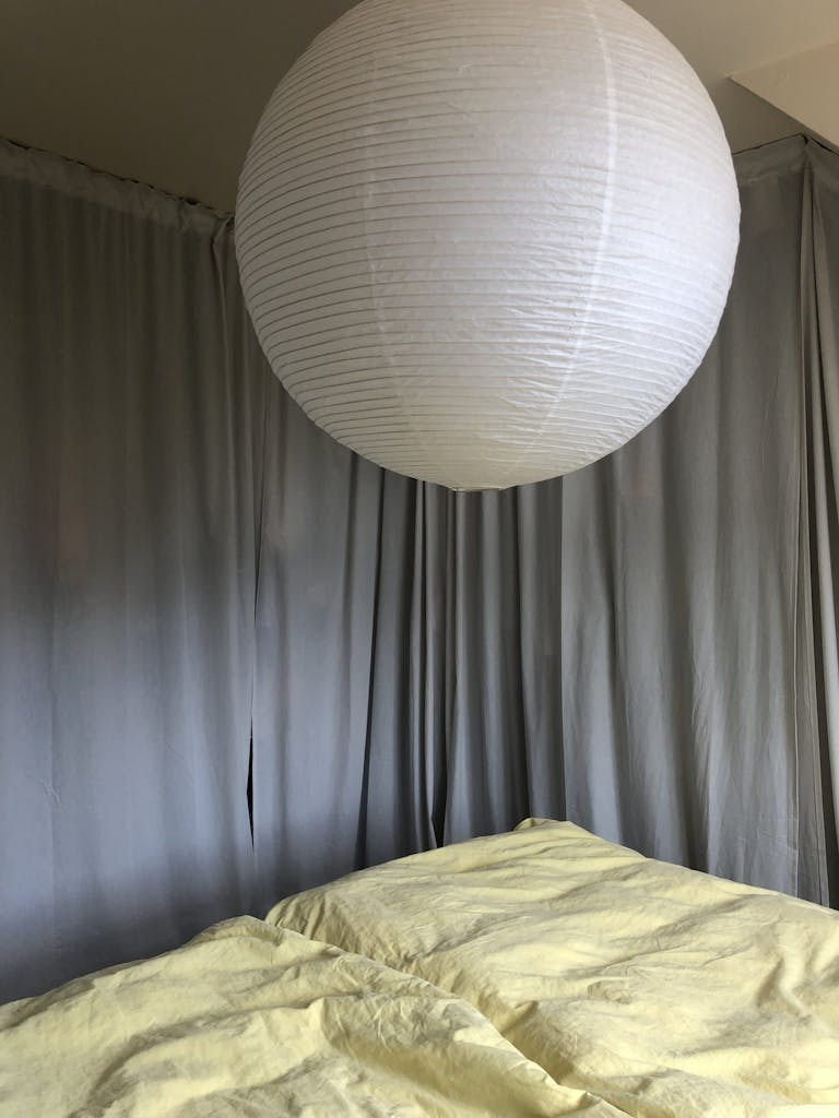 Soverom med gardiner