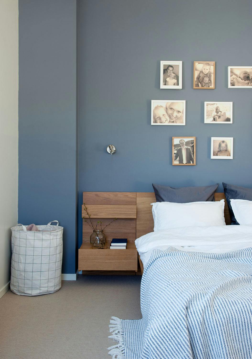 Skittentøysposen er fra House Doctor, mens seng og nattbord er fra Ikea. Pleddet er fra Zara Home og sengetøyet er fra H&M home. Fargen på veggen er Skyggeblå 4629, Jotun. 