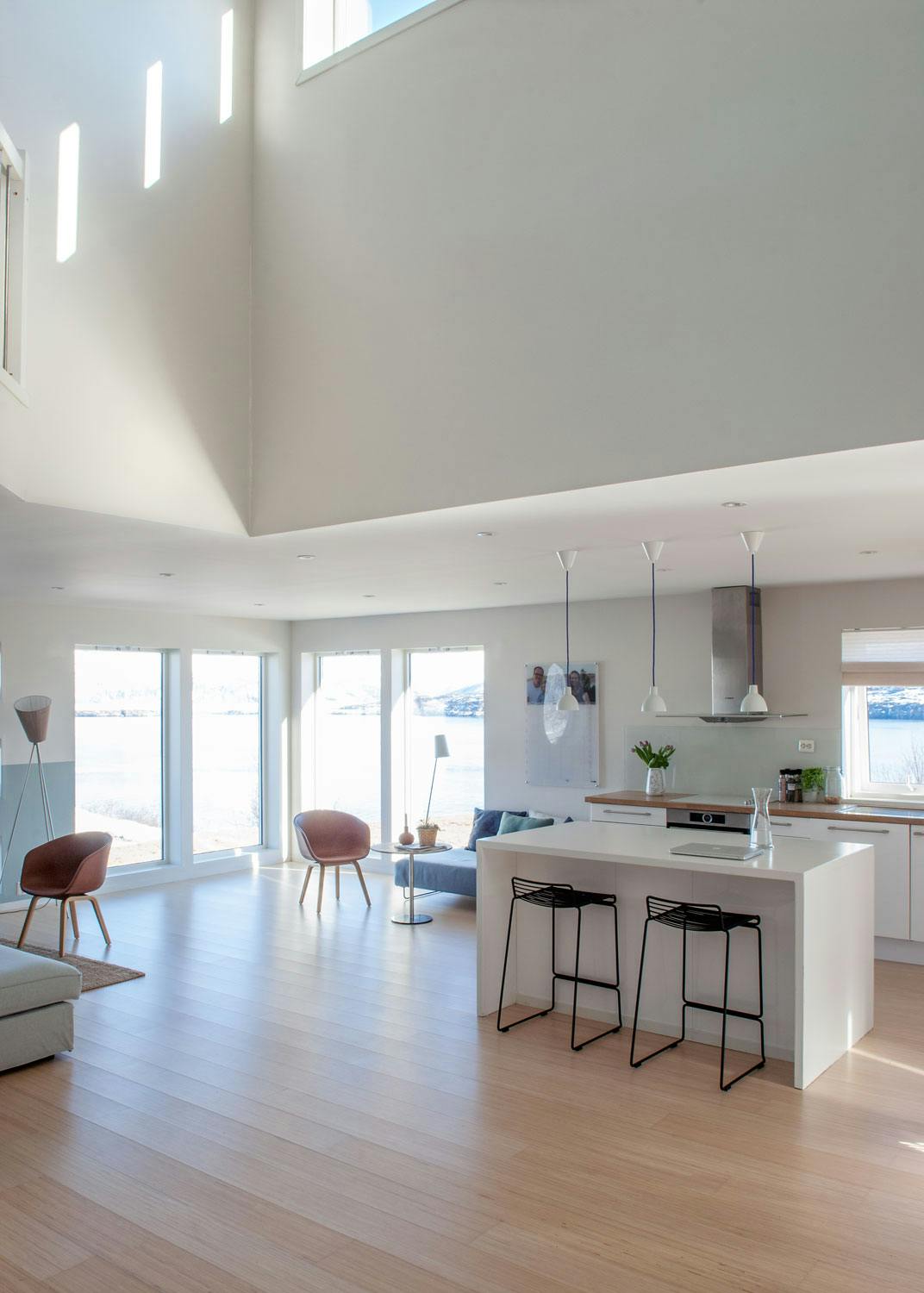 Kjøkkeninnredningen fra Ikea er ren og enkel og står godt til stolene og barkrakkene fra Hay.