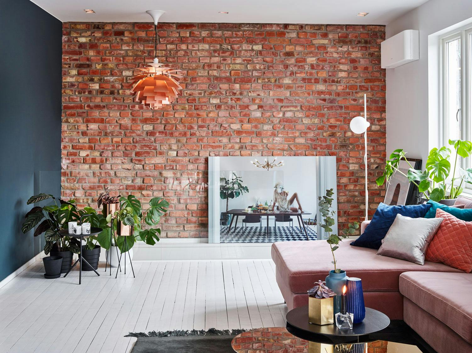 De vakre veggene er nesten som møbler i seg selv! Taklampen er kjøpt på Finn, gulvlampen er fra Bolia og plantestativene er fra Ferm Living. Fotokunsten er av Jannecke Sanne Normann.