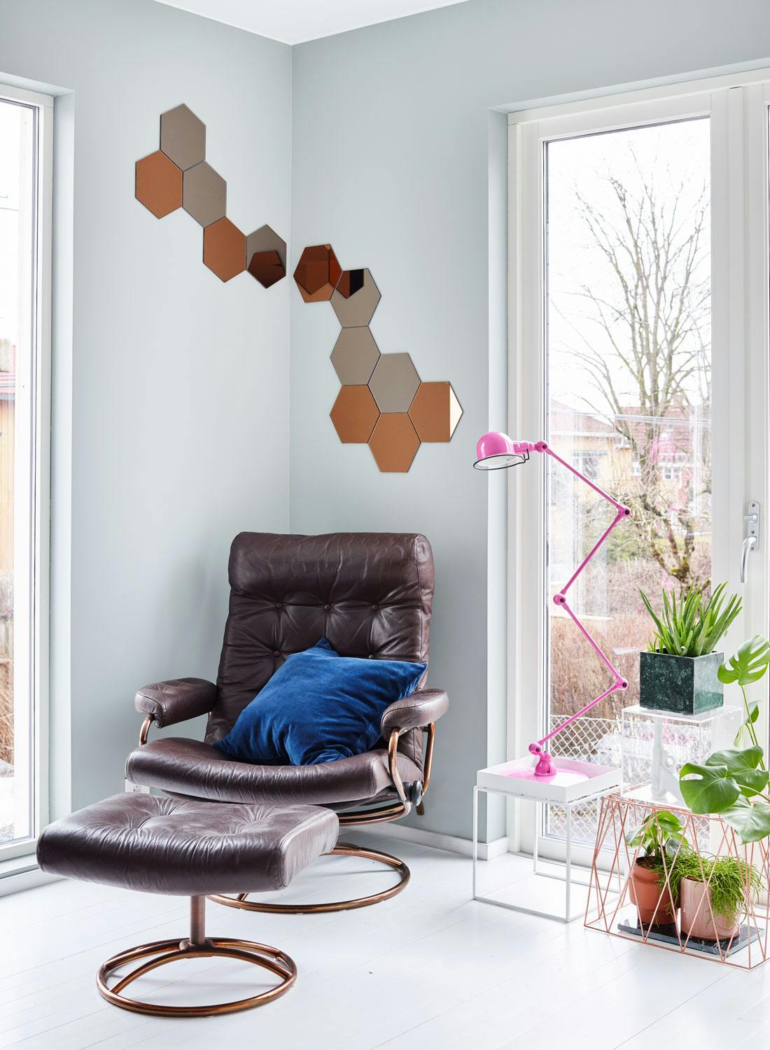 Lenestolen som Erik har arvet fra bestemoren, gir interiøret et fint snev av historie. De duse mintfargede veggene rammer elegant inn lesekroken, og Jieldé-lampen er et friskt innslag.