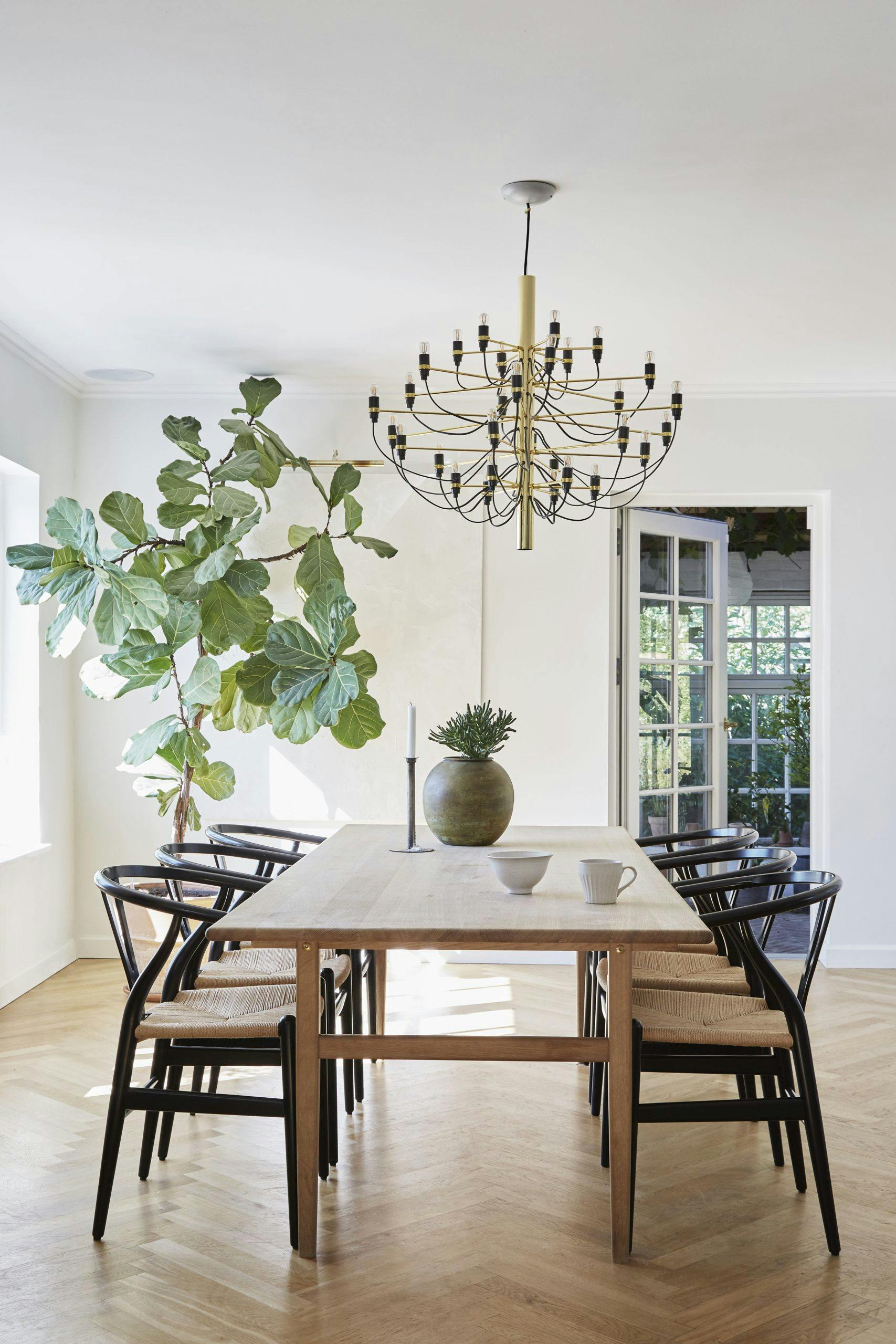 astridbom210416 Y-stoler av Wegner, lampe fra Flos.